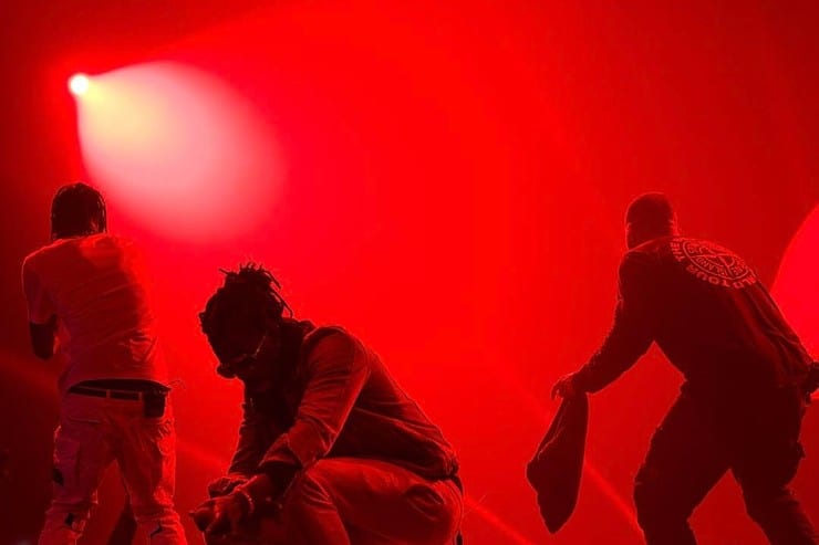 Watch Drake offers refunds after Travis Scott falls on Stage & breaks setup in London