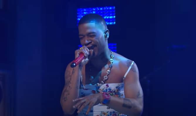 Kid Cudi Pays Homage To Kurt Cobain in A Floral Dress on SNL