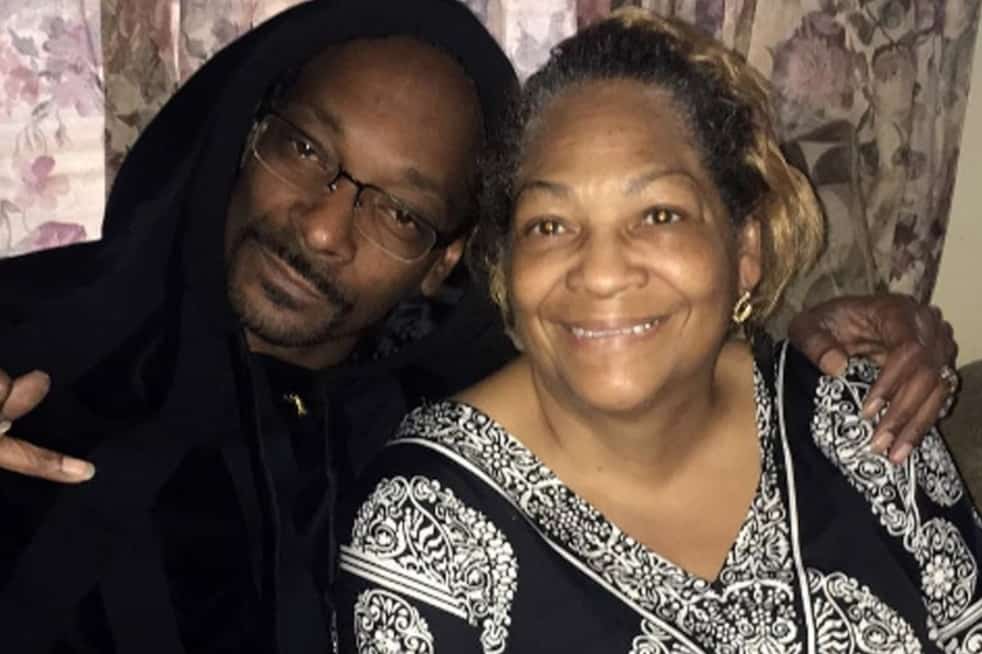 Snoop Dogg Mourns The Death Of His Mother Bererly Tate