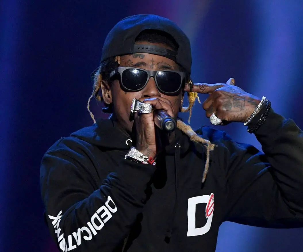Lil Wayne Googles His Own Lyrics While Performing Song From Tha Carter 2 Album