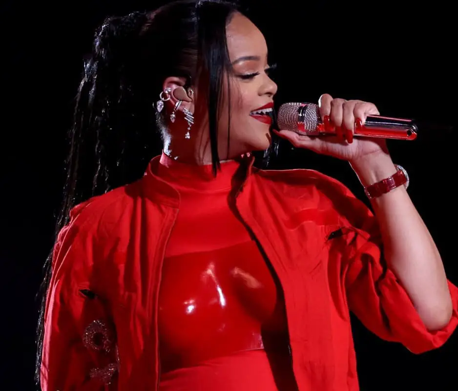 How The Internet Reacted To Rihanna's Super Bowl Halftime Performance